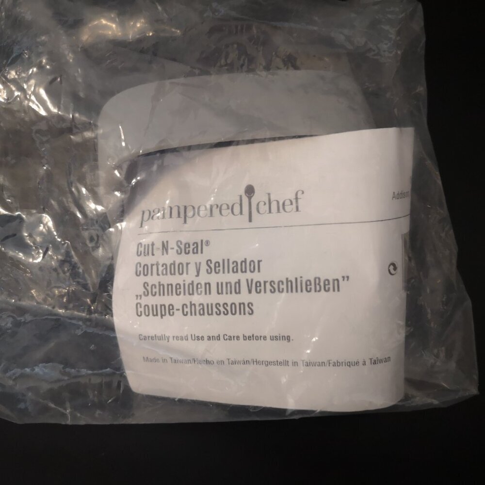NIP Pampered Chef Cut-N-Seal Square Crustless Sandwiches or Pocket Pie Maker